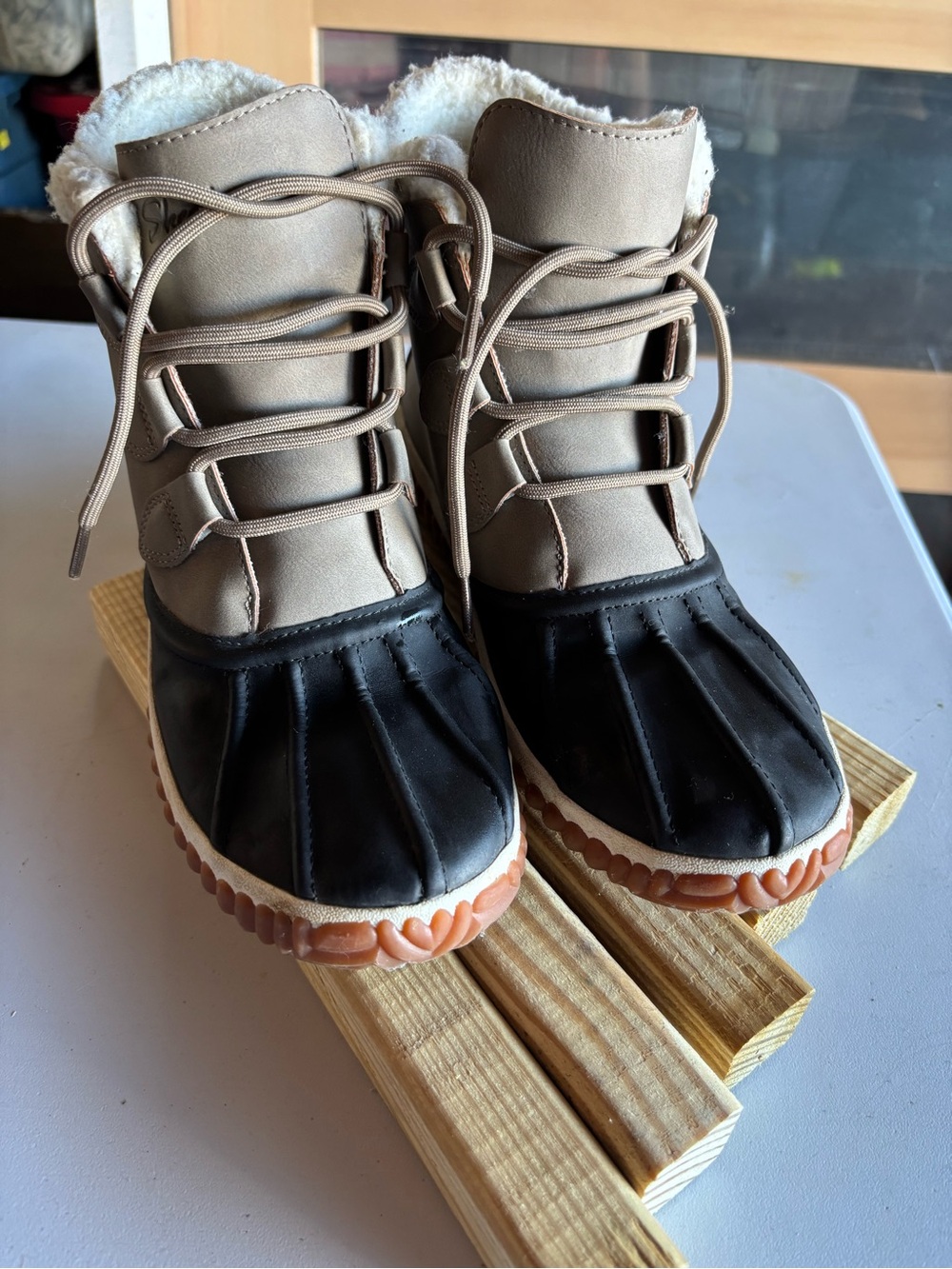 Skechers women’s Tan and Black Waterproof Snow Boots with Faux Fur